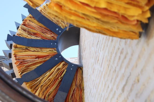 آزیزا قادری، هنرمند ازبکی که ازبکستان را در بینال ونیز گذشته نمایندگی کرد، با یولدوز مخدینوا و ماتیو بیسون&zwnj;ت همکاری کرد تا اثر چندرسانه&zwnj;ای &laquo;بریده&zwnj;شده از یک پارچه&raquo; را خلق کند. این اثر از خاطرات پدربزرگ او از سفری به ایالات متحده در سال ۱۹۶۹ برای مطالعه کشت پنبه استفاده می&zwnj;کند. اثر قادری به موضوع کار و حافظه می&zwnj;پردازد. (الکساندر تامپسون/یورایشینت)